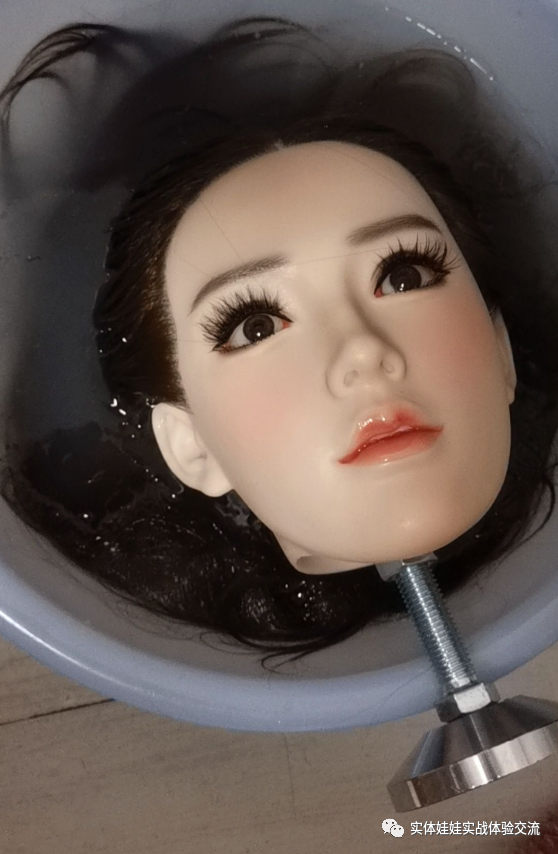 Cleaning method of silicone doll