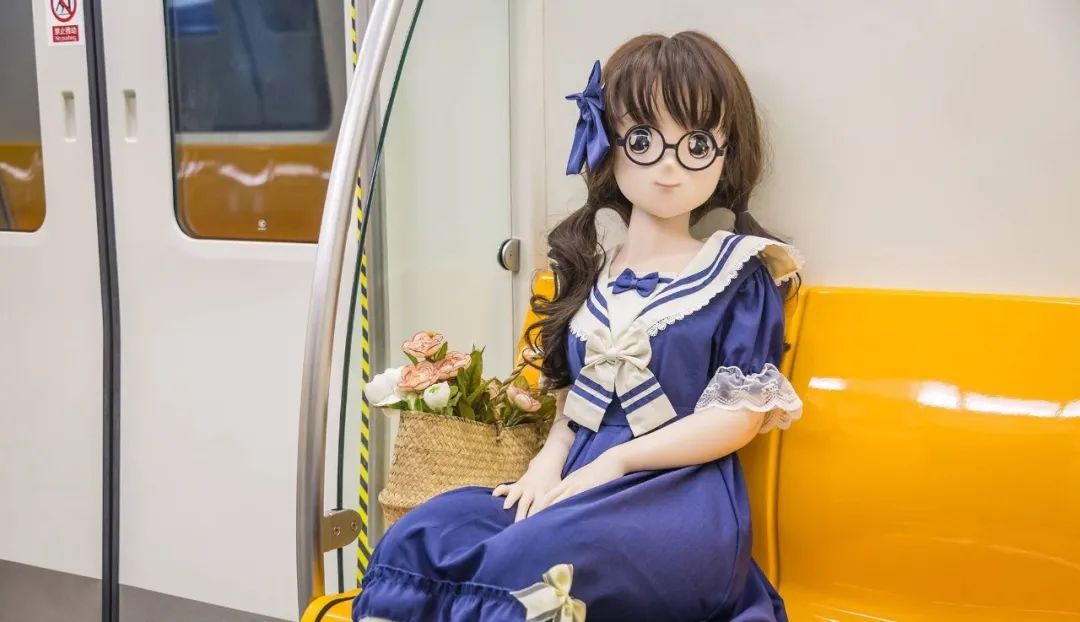 Fate Encounter: Encountering a Girl Taking Physical Dolls to Take Photos on the Subway